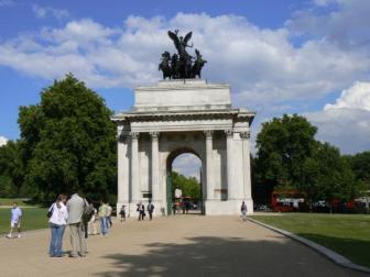 Not so Golden Arches ~  The Hyde Park Arch. I can see this thing from my hotel window. Who's a lucky Penguin? 