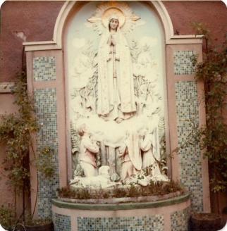Our Lady of Fatima ~ Relief at rear of vectory of Saint James the Greater.
Boston; Sunday November 14, 1976.