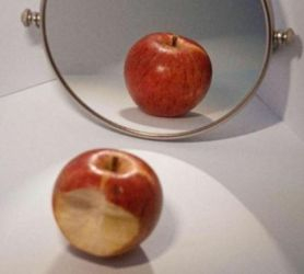 An apple frelected in a mirror.