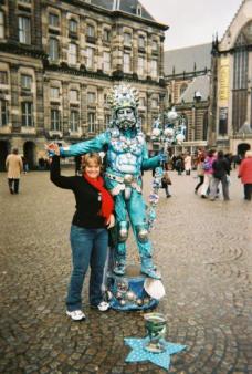 Does this shiny green guy make me look fat? ~ In Dam Square